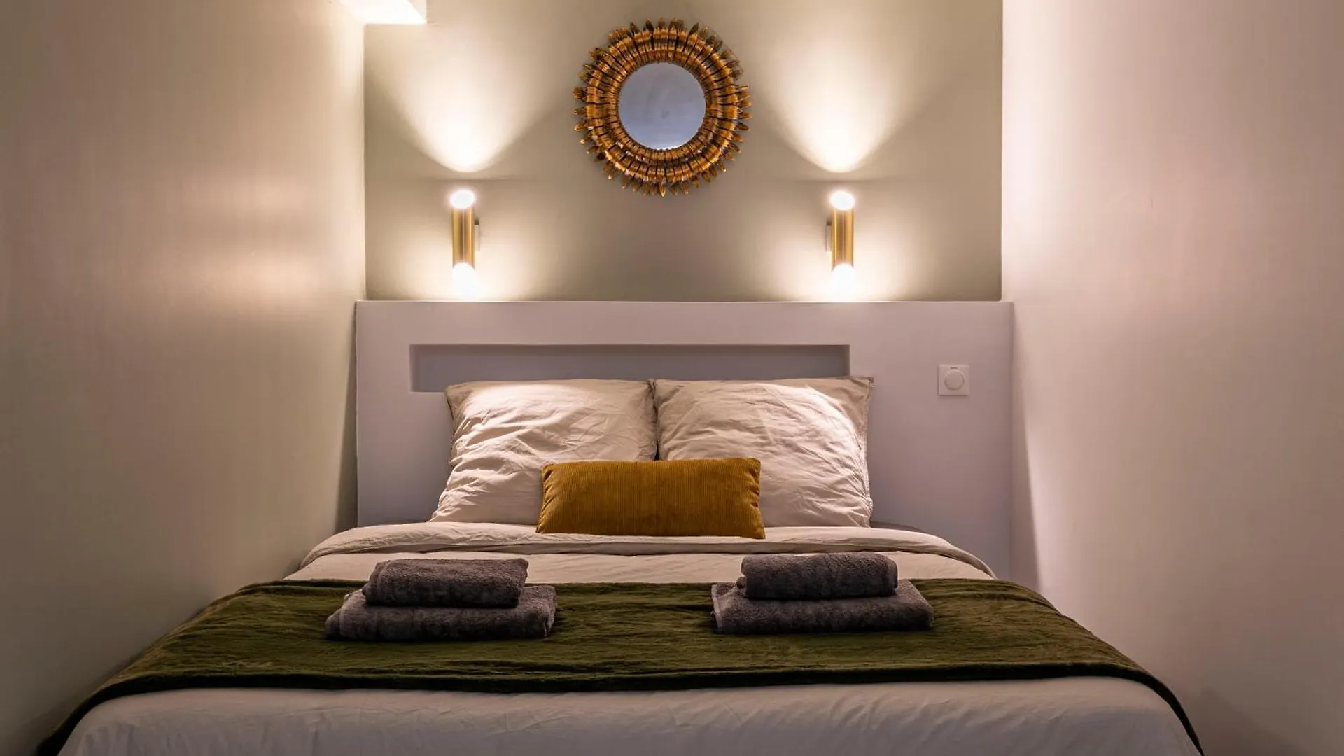 Apartament Design And Quiet On Wooded Courtyard !