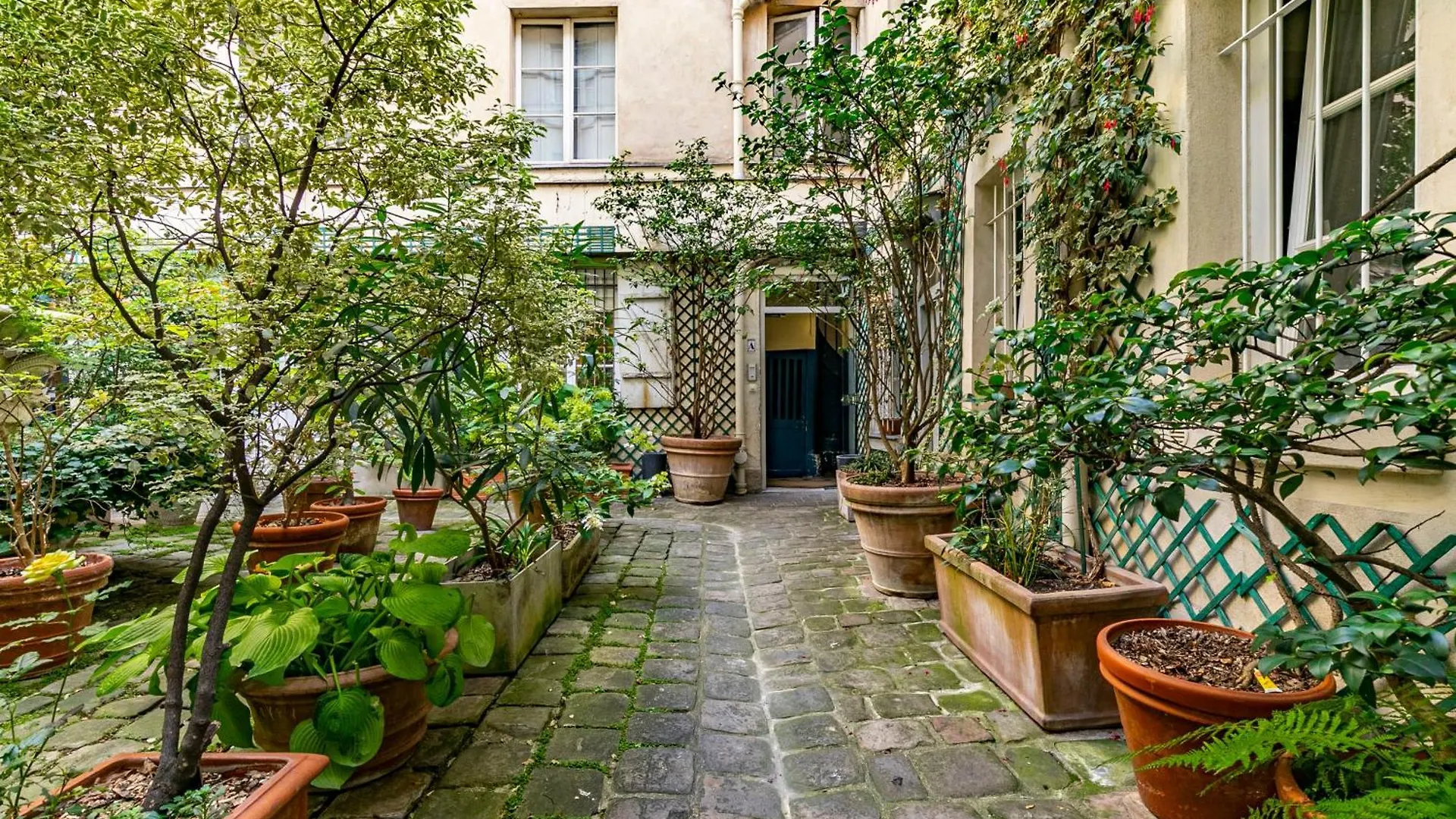 Design And Quiet On Wooded Courtyard ! * Paris